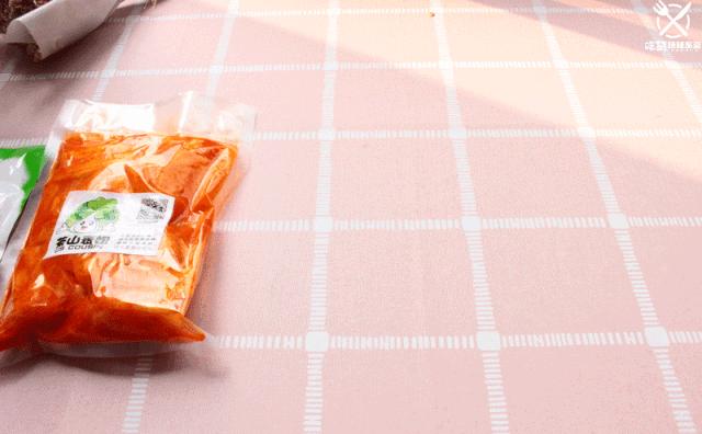 她连续三年，走遍大半个韩国学习传统泡菜，改良后的泡菜，要排单一个星期以上才能买到！