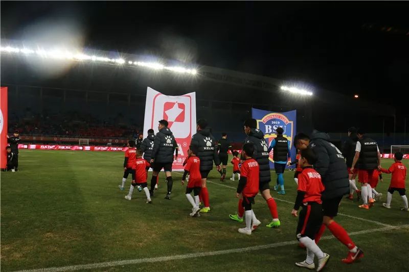 成都蓉城主场比赛球童,足球比赛开场球童手拉手视频