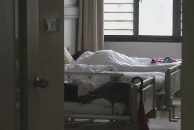 女子怀孕后到医院检查医生惊呆了,女子怀孕医生检查时吓坏了