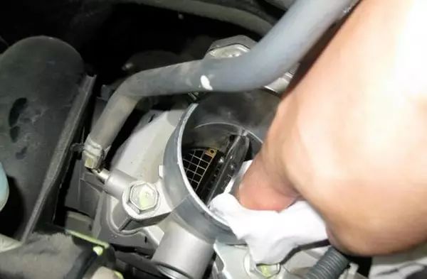 怎样清洗节气门正确步骤,保养清洗节气门油路