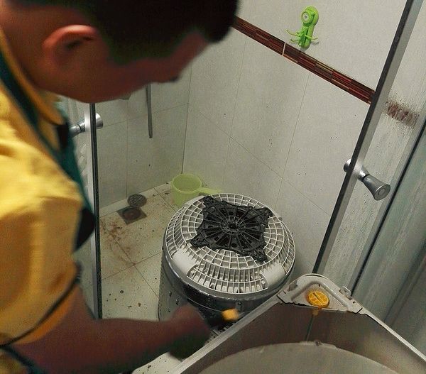 家用洗衣机洗出不明污渍,洗衣机里面脏最快速的解决方式