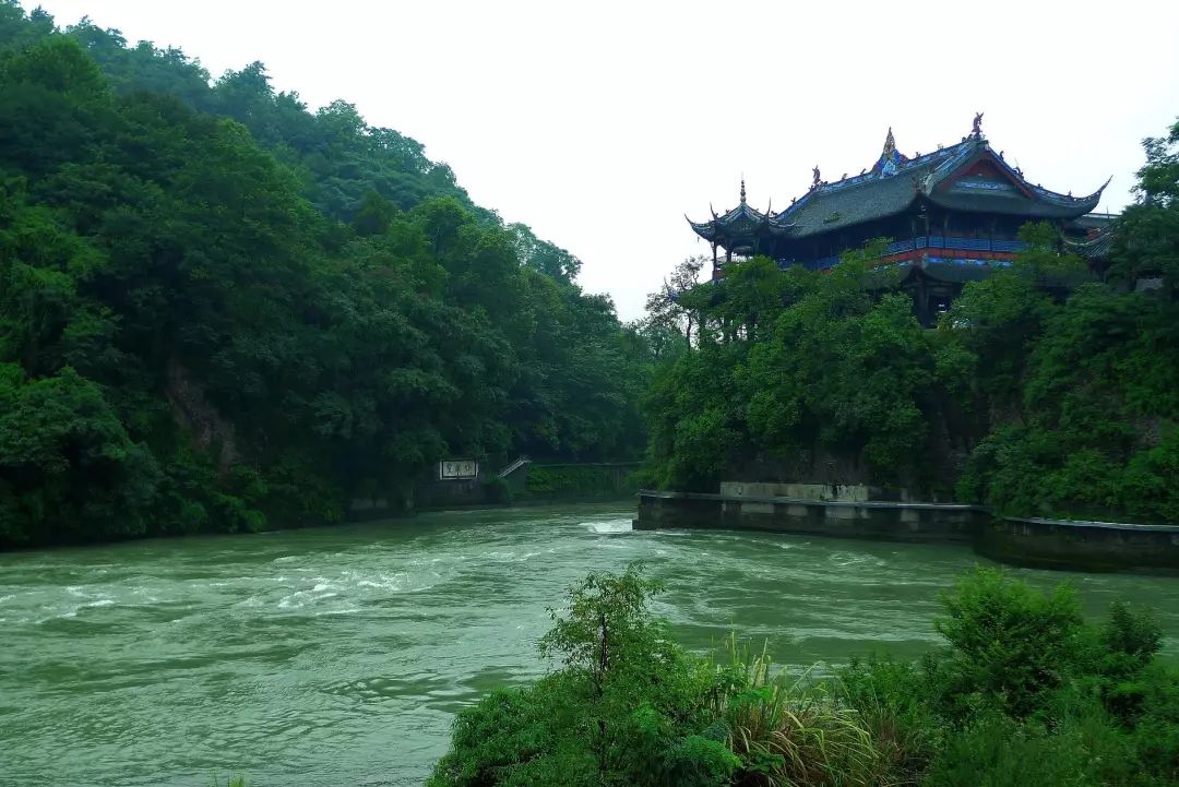 余秋雨都江堰壮观,余秋雨都江堰赏析