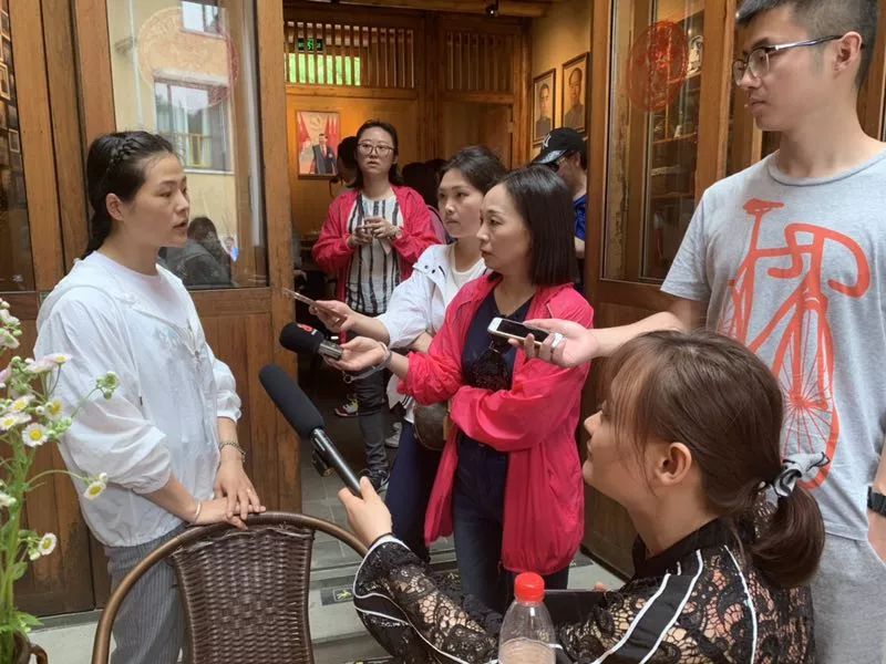 记者采访现场践行四力,全国融媒体践行四力