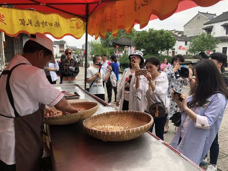 记者采访现场践行四力,全国融媒体践行四力