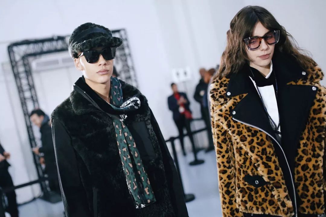 百褶裙搭配老爹凉鞋,秋冬新款时尚拼接百褶裙