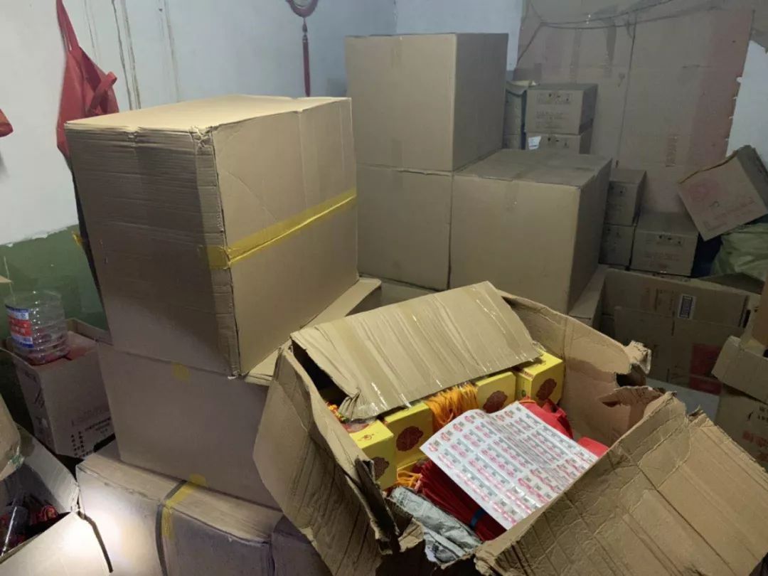 警方捣毁一制售假酒窝点,警方捣毁制售假酒窝点查获白酒