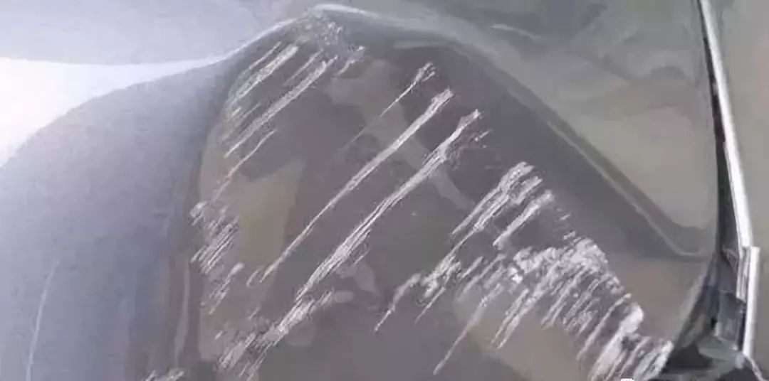 别人刮到你的车逃跑了怎么办？老司机教你两招，让对方乖乖跑回来