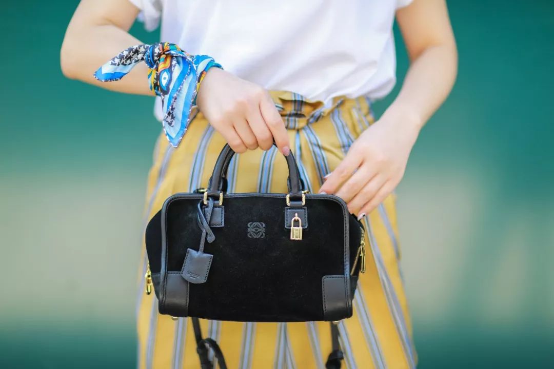 丝巾的各种造型女,一条丝巾美出万千风情