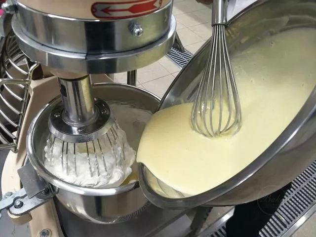 奶油奶冻蛋糕卷 (奶冻蛋糕卷如何做)