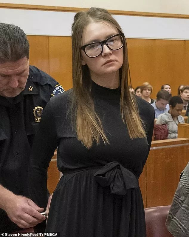 骗哭纽约上流圈,上被告席穿得像走秀,这位要被拍成美剧的假名媛终于被判刑了