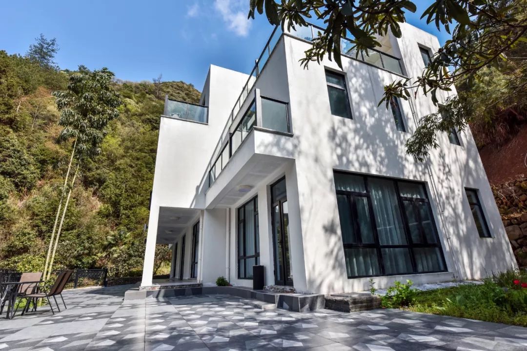 不必去芬兰了，杭州高铁1h就藏着一万颗星星的玻璃屋，过2天山野生活正好！