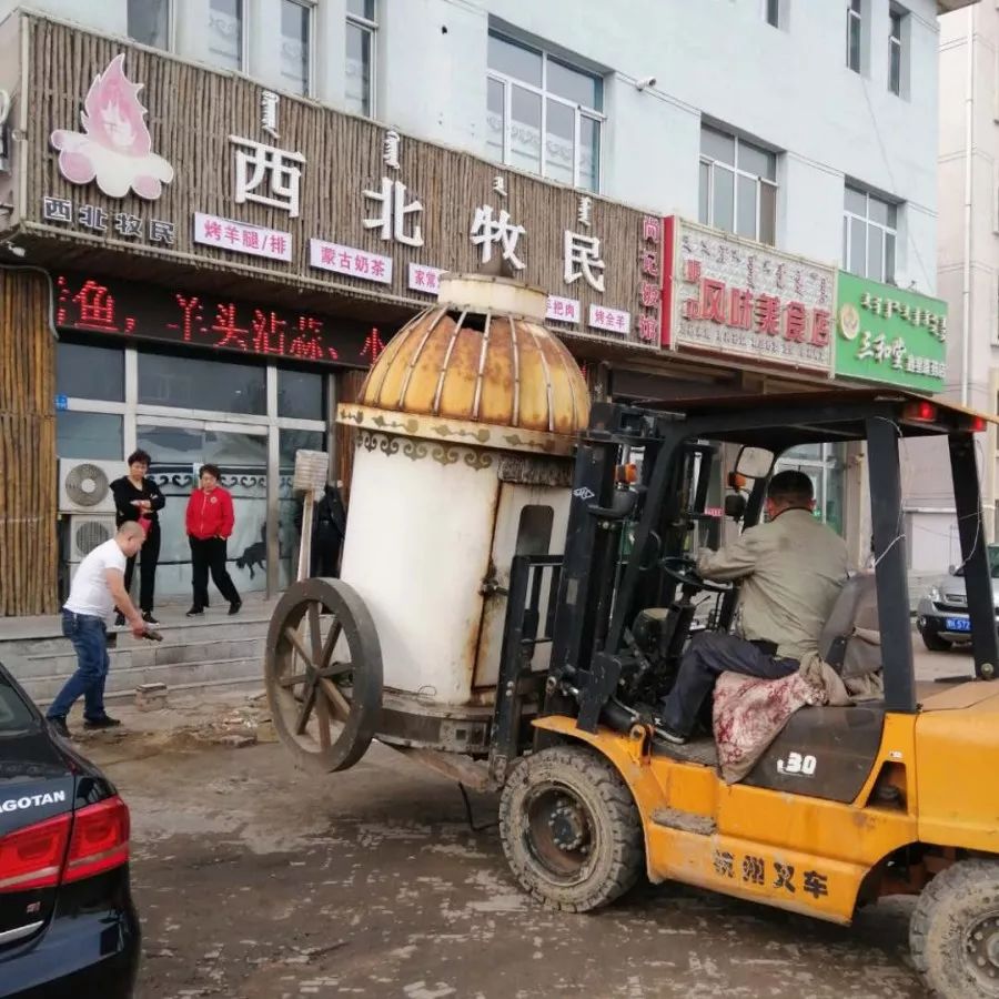 大规模烧烤摊占道经营,烧烤店铺占道经营