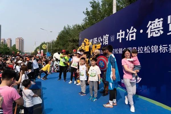 秦皇岛马拉松开跑完整视频,秦皇岛马拉松抢眼镜头