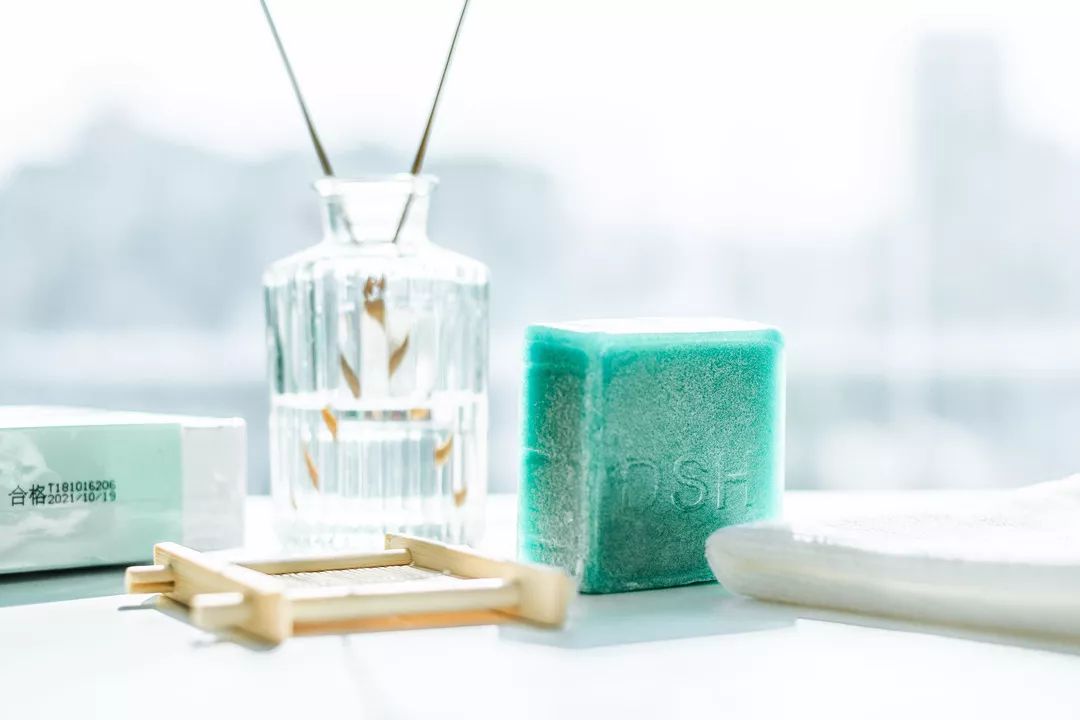 为什么能从鼻头上挤出白色的东西,鼻子挤出来的白丝是什么