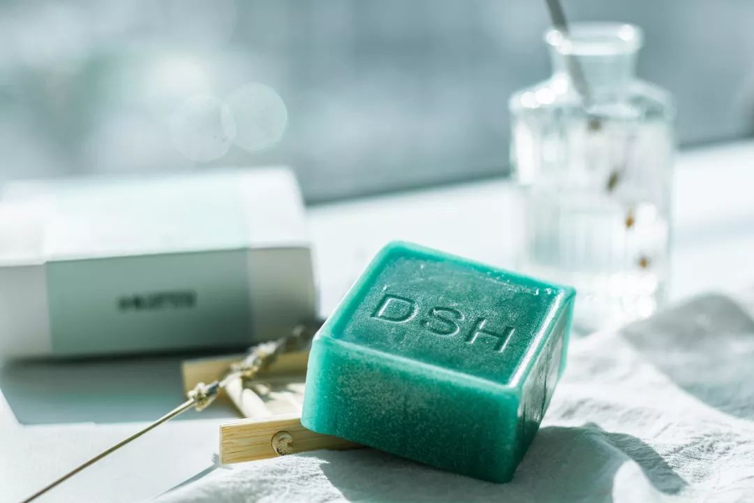 皮肤清洁出黑色的东西,皮肤挤出白色膏状很臭怎么办