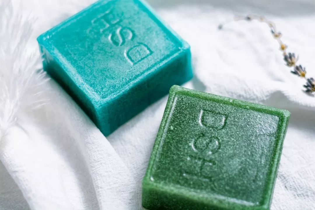 鼻尖挤出白色的是什么,鼻子上挤出的白丝怎么解决