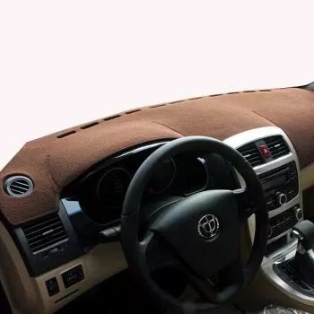 轿车失控撞飞多人,可怕小轿车突然失控撞飞路边行人