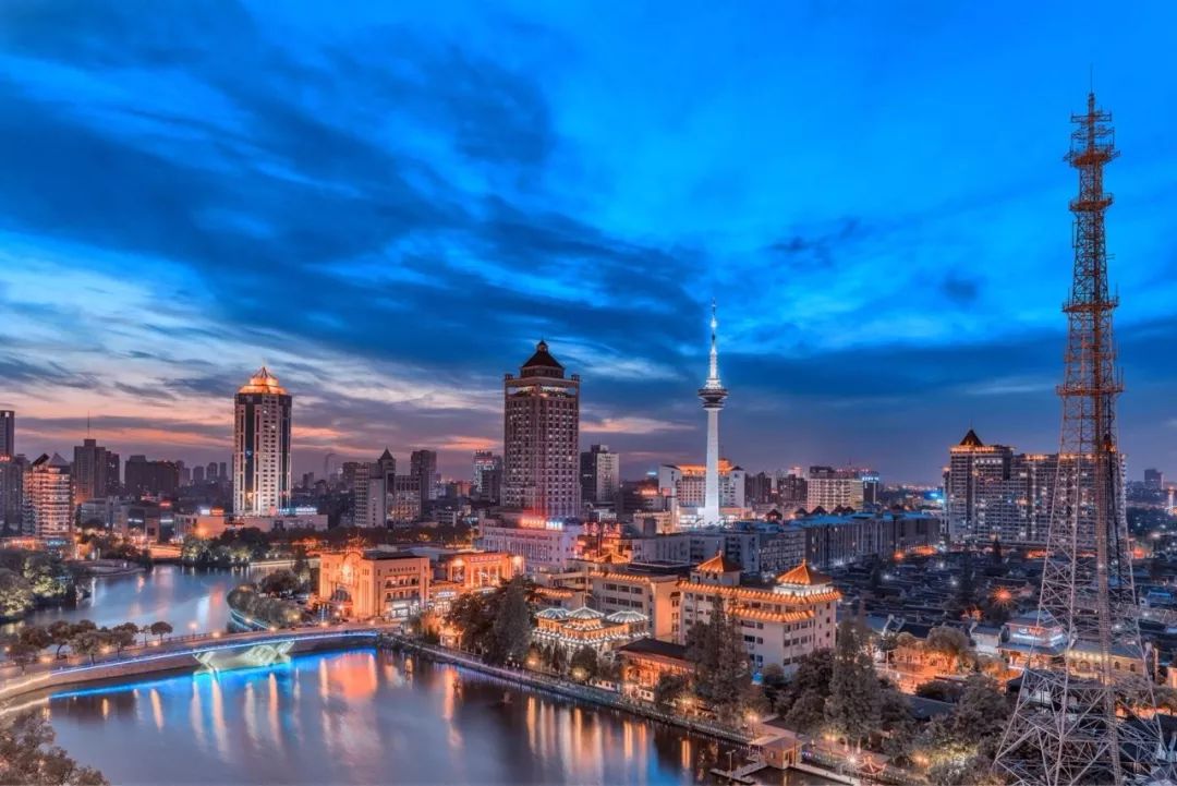 江苏同上海交界一桥之隔,上海苏州一河之隔