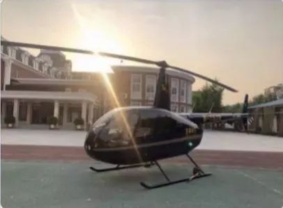 家长硬核开豪车送学生上学,把直升机开进学校