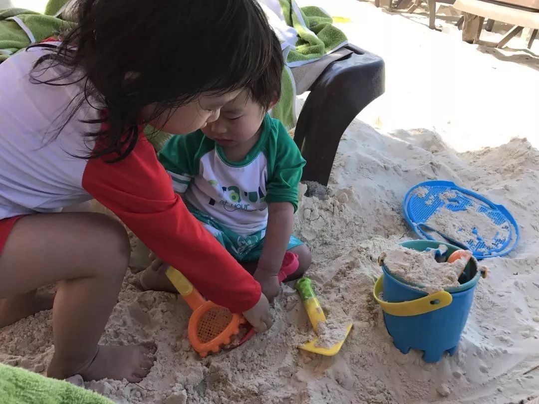宝宝海边玩沙玩水,带娃最轻松方式莫过于挖沙