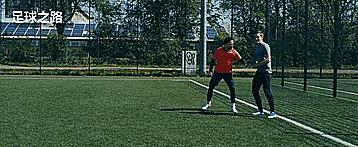 足球基本功训练控球教学慢动作,足球前锋跑位教学