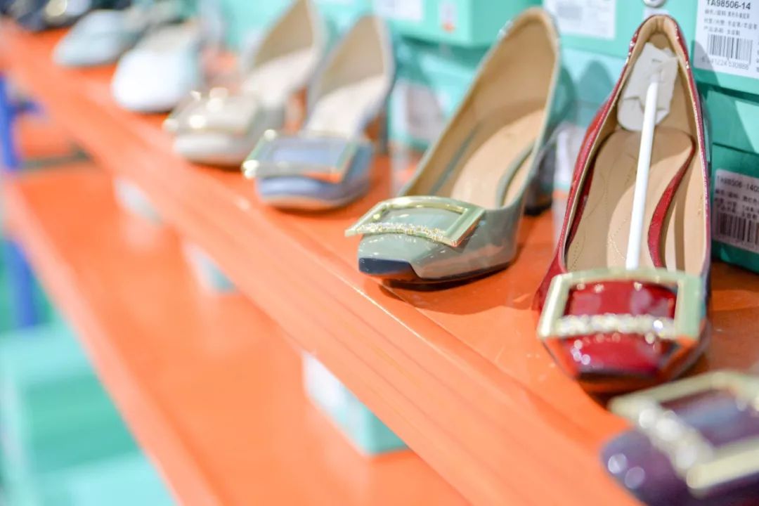 全场1折起！特步、金利来、碟愫、莱尔斯丹鞋子大特卖，最便只要50元！