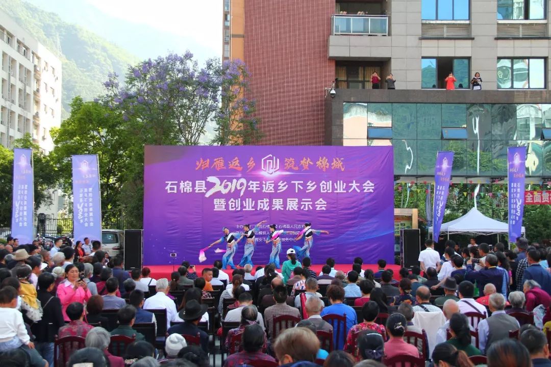 看表演吃美食,看表演吃自助的地方