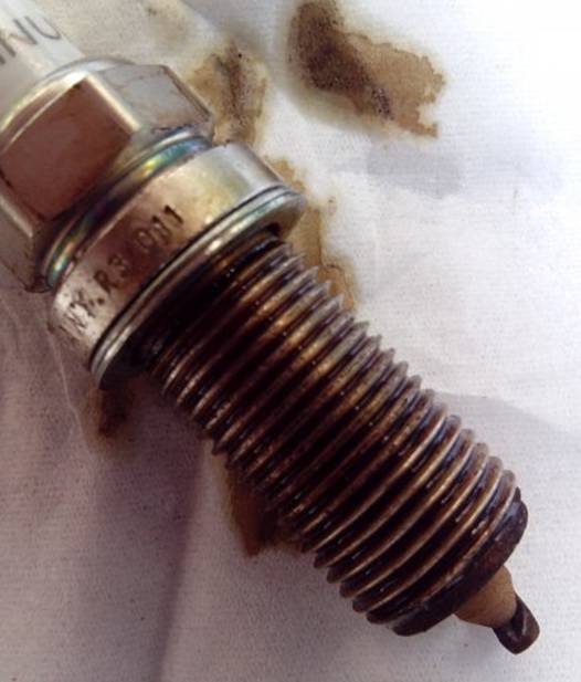 火花塞上有机油是怎么回事,火花塞上面有油怎么回事