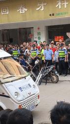 一群精神小伙打架路人拿关公刀,多人持棍棒打砸电动车