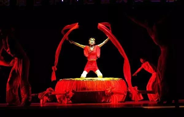 她地震中失去双腿,她在汶川地震失去双腿及女儿