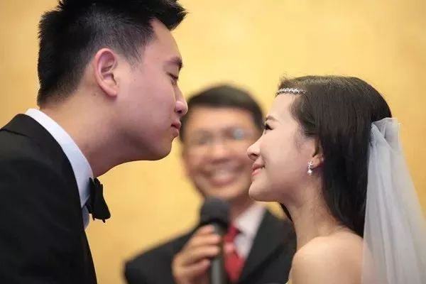 她地震中失去双腿,她在汶川地震失去双腿及女儿