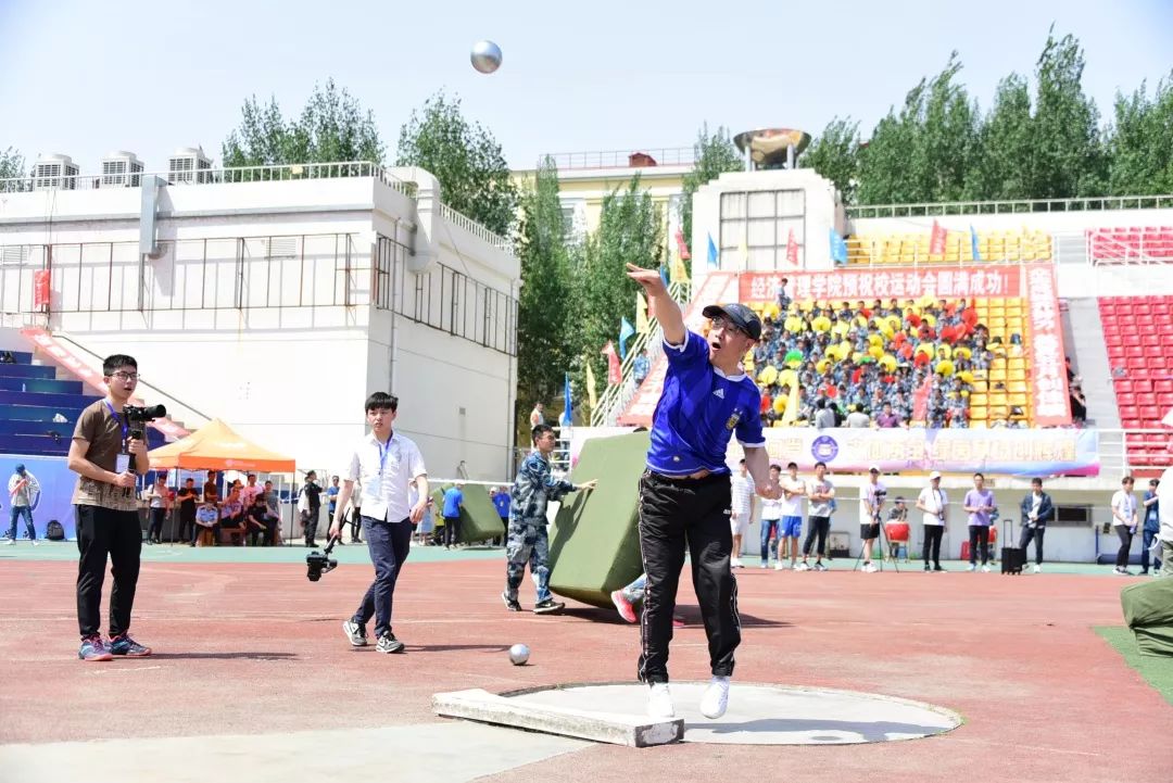 鍝堝皵婊ㄥ笀鑼冨ぇ瀛﹁繍鍔ㄤ細鍏堝濂崇,鍏堝濂崇