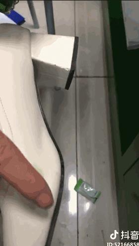 风油精滴在鞋上怎么办,风油精涂在脚上会发生什么事