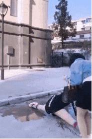 正惊GIF囧图：史上最硬核的学霸，女装大佬是怎么坐地铁的？