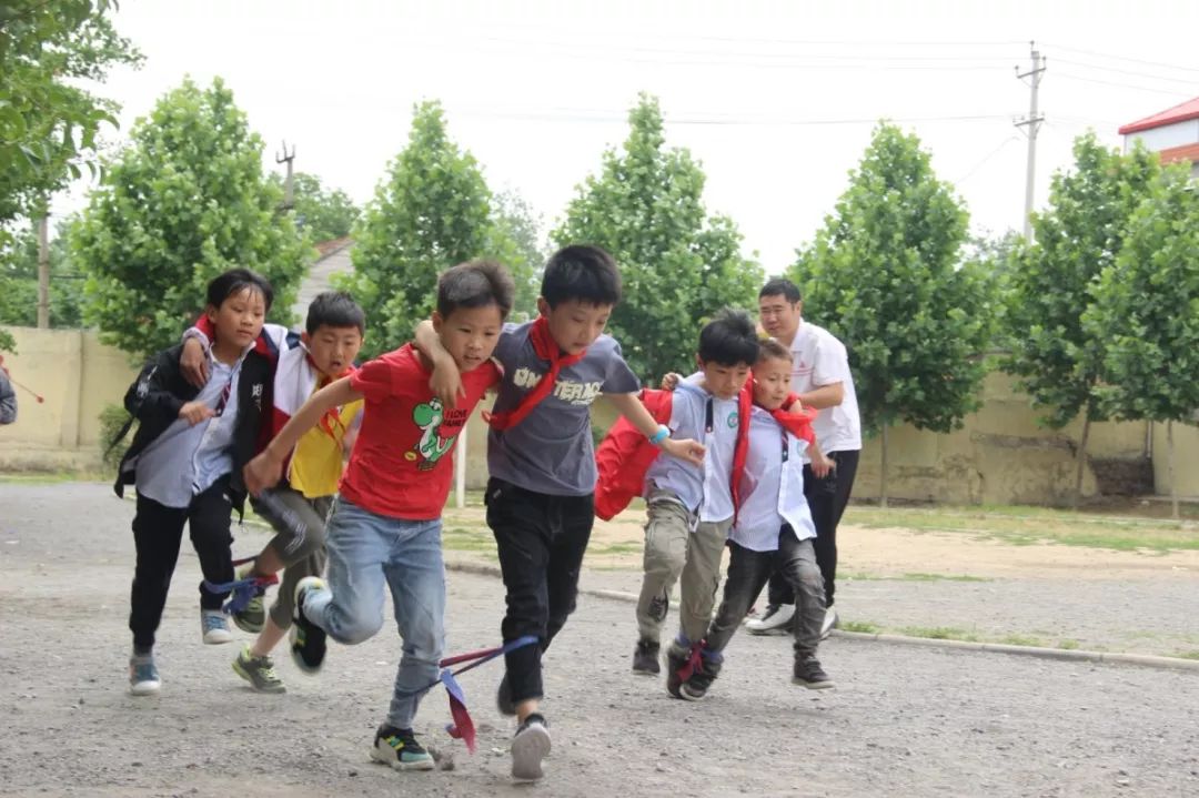 学校传承雷锋精神主题活动简报,弘扬雷锋精神汇演