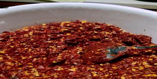 女子街头遭陌生男子尾随,女子走在路上一男子突然冲过来