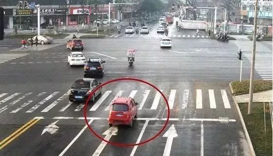 黄灯一直在闪经过黄灯过线扣分吗,黄灯变红灯已经越过斑马线扣几分