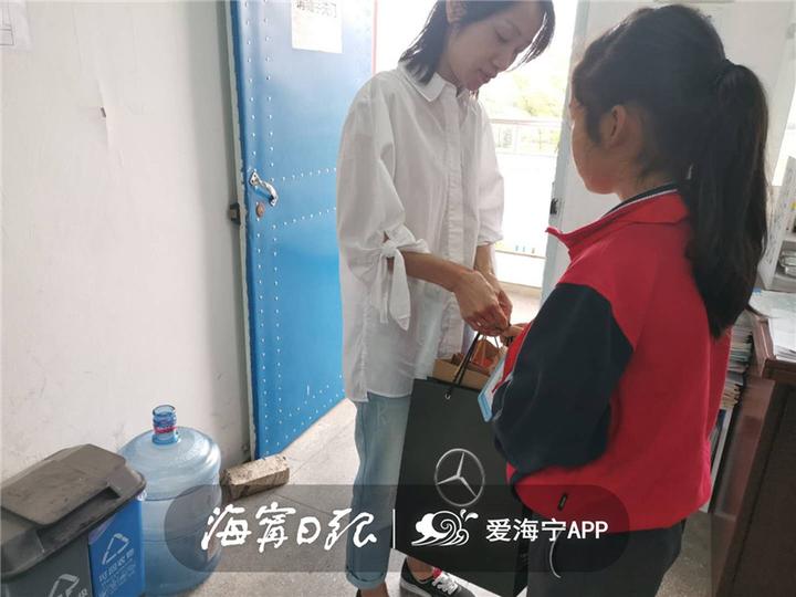 意外收到小朋友的礼物,小朋友收到神秘礼物