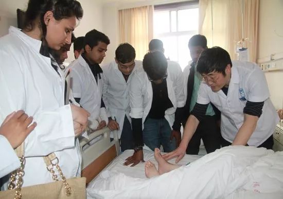 这位从鹤峰走出来的医学博士，用大爱诠释坚守与奉献…