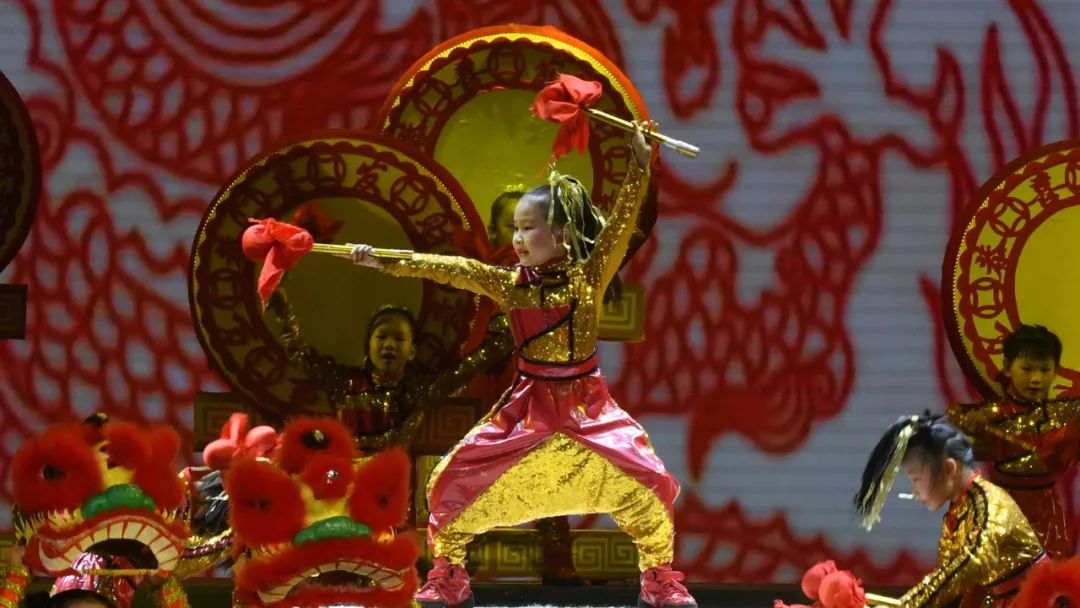 高清大图：“蓝天娃”精彩演绎《同在蓝天下》，向全国小朋友献礼