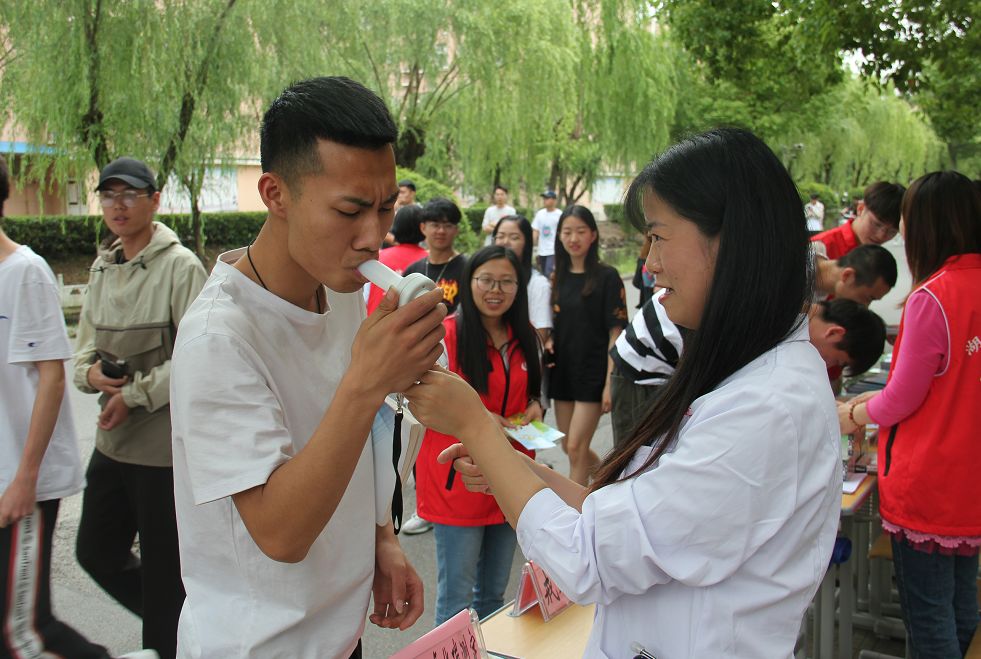 抽烟的人平均每天抽吸支烟,抽烟的人平均一天多少烟