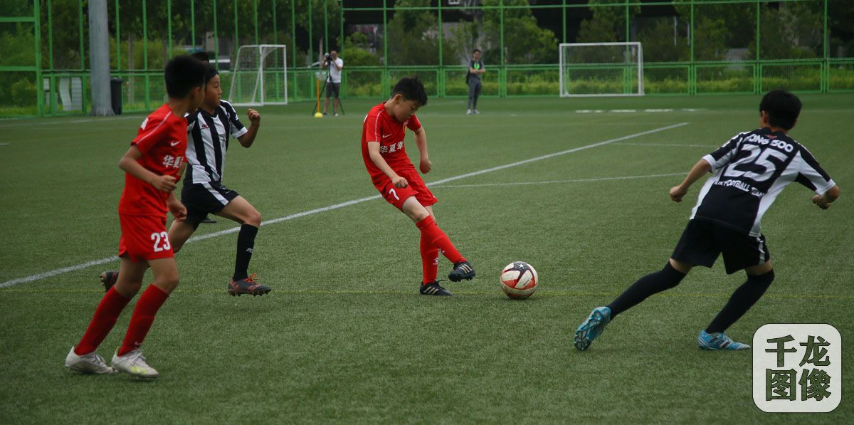 2019中韩足球少年绿茵场上过六一高鑫青训基地切磋球技比高低