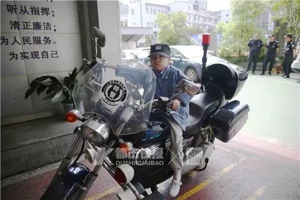 “我想当警察”，他眼睛亮亮的，我们却看哭了......