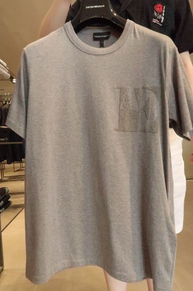 年轻姑娘霸占试衣间2小时，却只挑店里最丑的衣服试穿，还发朋友圈......