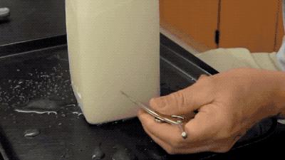 牛皮容易吹爆，但用这种普通食材泡过的气球戳不爆|科学DIY