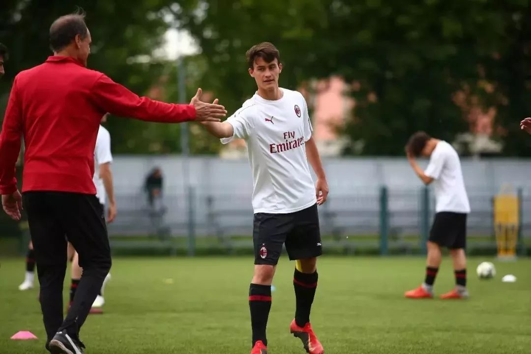 星火指南丨这个夏天，带孩子零距离接触AC米兰，感受意式人文之旅