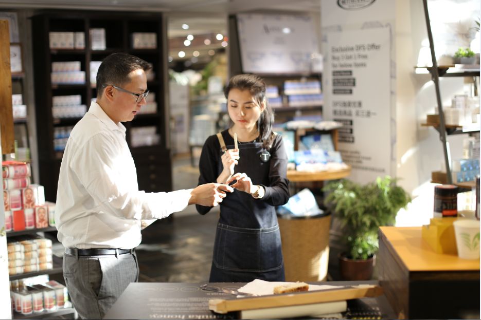 DFS给你讲最甜蜜的故事,试吃折扣还送礼,什么都不缺就缺你