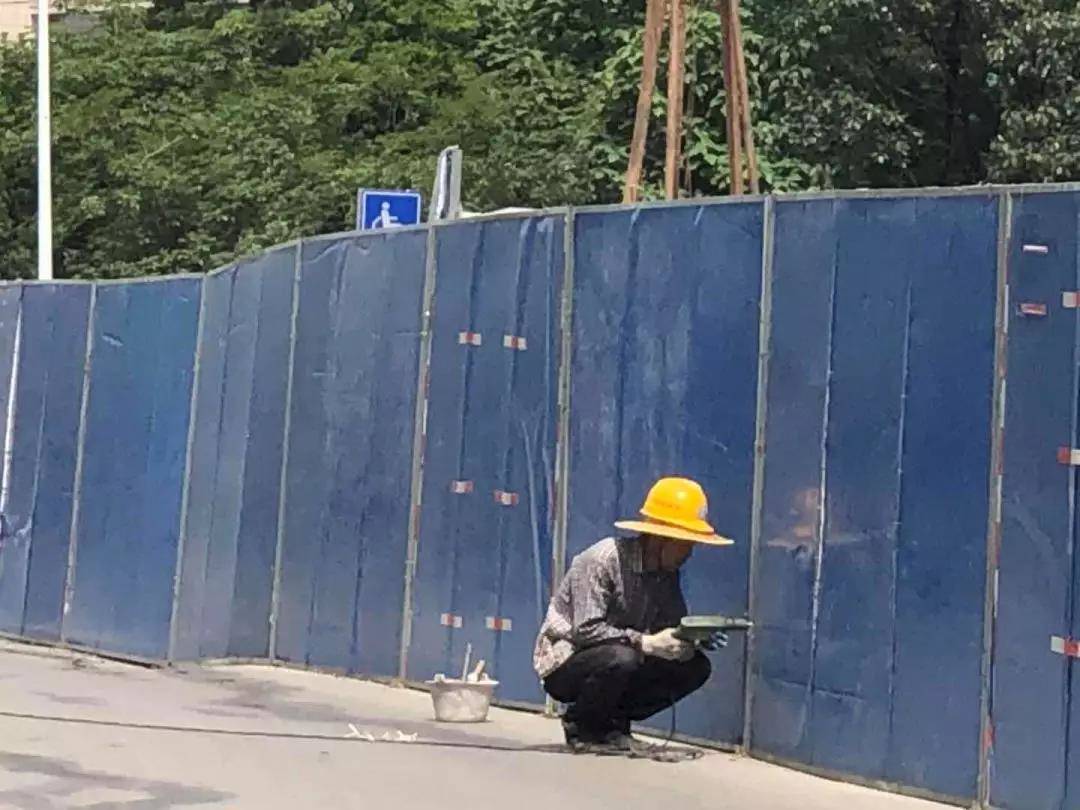 南宁最近发生的路面开裂,南宁东葛路塌陷视频