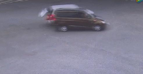 追尾婴儿被摔,急刹车小孩从后座摔下摔到头