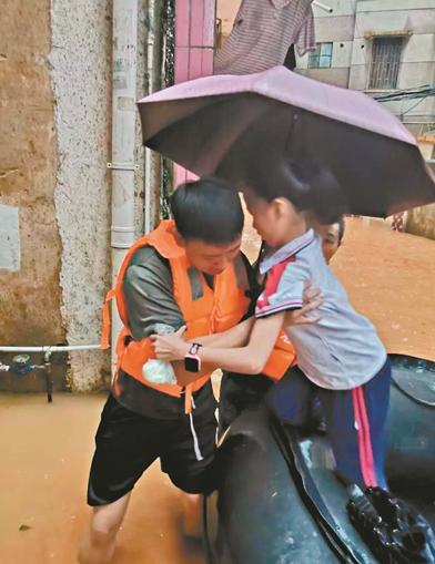 百人救援,警民齐力救助被困车辆